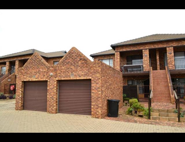 2 BEDROOM TOWNHOUSE FOR SALE IN SONNEVELD